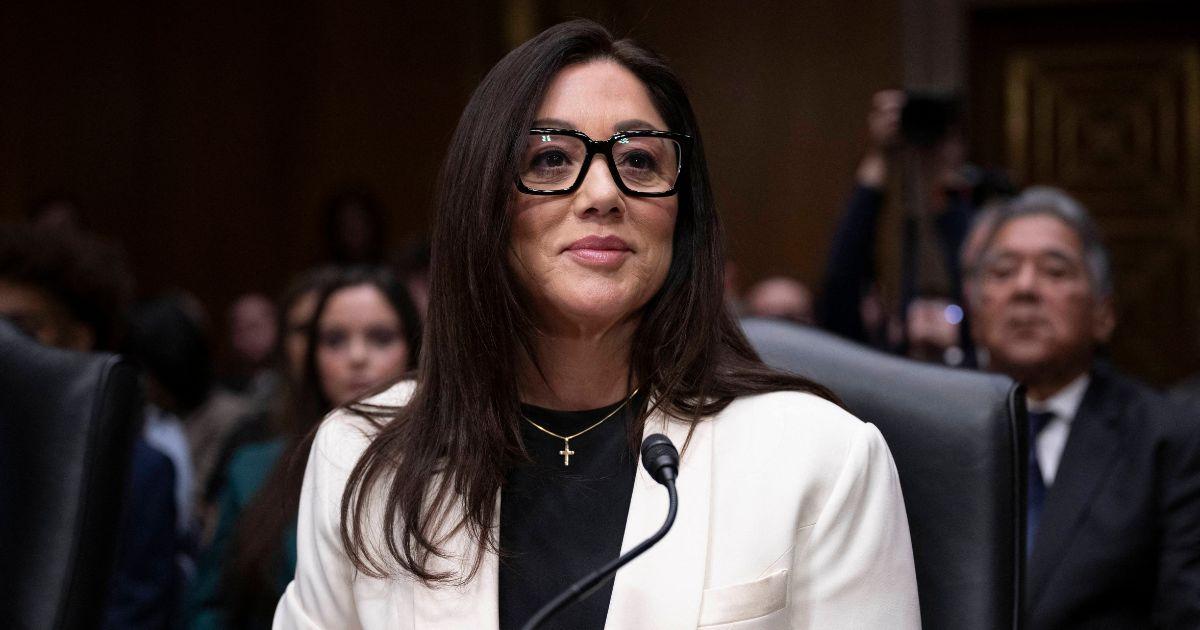 Labor secretary takes up partiality to defend complaints about her husband