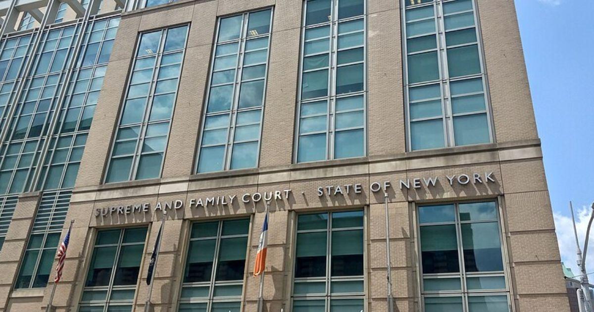 Woman was forced to give birth in a courtroom bench
